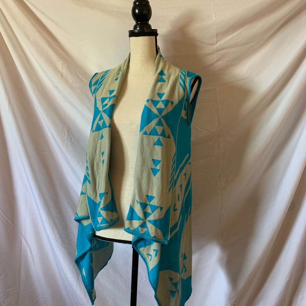 sweater type vest with high low design